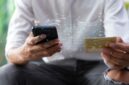 Pengguna menunjukkan aplikasi perbankan digital yang terhubung dengan kartu kredit digital untuk transaksi online dan pembayaran nontunai. Kartu kredit digital semakin diminati karena menawarkan proses pengajuan yang cepat dan fitur keamanan berlapis. Foto: Ilustrasi.
