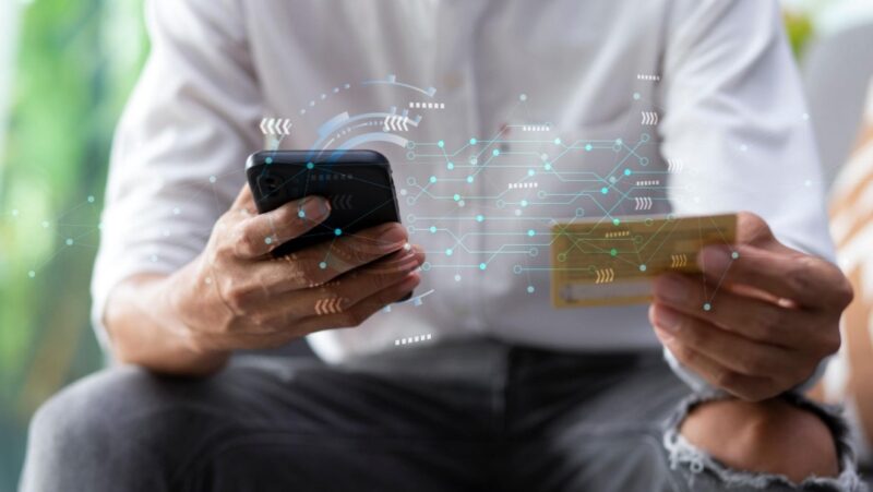 Pengguna menunjukkan aplikasi perbankan digital yang terhubung dengan kartu kredit digital untuk transaksi online dan pembayaran nontunai. Kartu kredit digital semakin diminati karena menawarkan proses pengajuan yang cepat dan fitur keamanan berlapis. Foto: Ilustrasi.