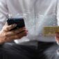 Pengguna menunjukkan aplikasi perbankan digital yang terhubung dengan kartu kredit digital untuk transaksi online dan pembayaran nontunai. Kartu kredit digital semakin diminati karena menawarkan proses pengajuan yang cepat dan fitur keamanan berlapis. Foto: Ilustrasi.