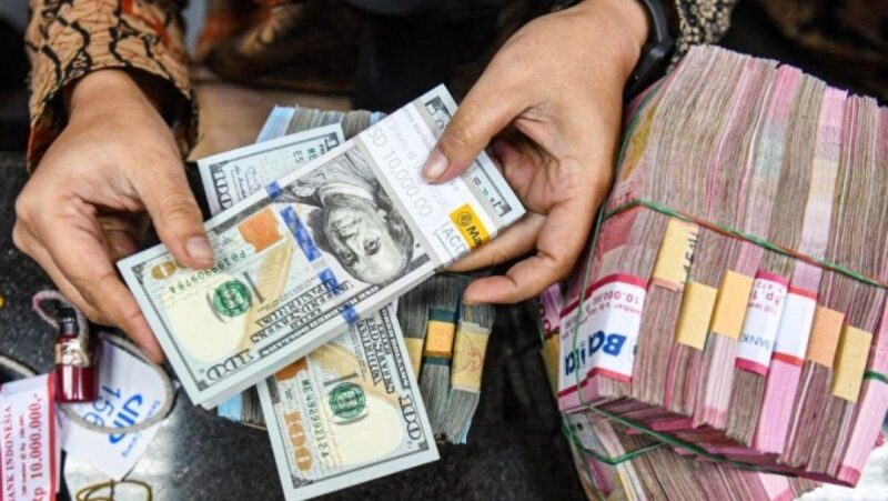 Nilai tukar rupiah terhadap dolar AS ditutup melemah ke level Rp17.843 per dolar AS pada perdagangan Senin (22/6/2026). Pergerakan rupiah dipengaruhi penguatan dolar AS, kebijakan suku bunga The Fed, serta sentimen pasar global dan keputusan MSCI terkait status Indonesia sebagai negara berkembang.