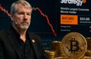 Michael Saylor berdiri di depan grafik Bitcoin yang sedang turun.