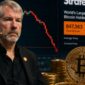 Michael Saylor berdiri di depan grafik Bitcoin yang sedang turun.