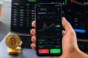 Ilustrasi aplikasi trading Bitcoin di smartphone dengan grafik pergerakan harga aset kripto, menjadi pilihan investor untuk memantau pasar dan melakukan transaksi secara real-time pada 2026.