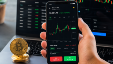 Ilustrasi aplikasi trading Bitcoin di smartphone dengan grafik pergerakan harga aset kripto, menjadi pilihan investor untuk memantau pasar dan melakukan transaksi secara real-time pada 2026.