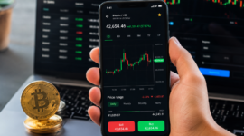 Ilustrasi aplikasi trading Bitcoin di smartphone dengan grafik pergerakan harga aset kripto, menjadi pilihan investor untuk memantau pasar dan melakukan transaksi secara real-time pada 2026.