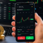 Ilustrasi aplikasi trading Bitcoin di smartphone dengan grafik pergerakan harga aset kripto, menjadi pilihan investor untuk memantau pasar dan melakukan transaksi secara real-time pada 2026.
