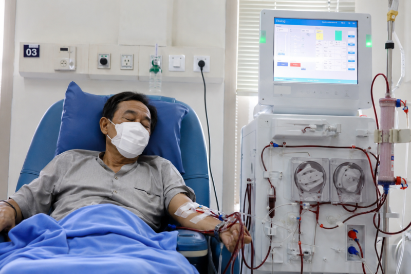 Biaya Cuci Darah 2026: Pasien menjalani terapi hemodialisis di rumah sakit. Biaya cuci darah di Indonesia berkisar Rp800 ribu hingga Rp1,5 juta per sesi, sementara peserta BPJS Kesehatan dapat memperoleh layanan sesuai ketentuan yang berlaku.
