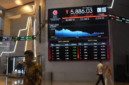 IHSG hari ini ditutup melemah ke level 5.886,03 di Bursa Efek Indonesia pada perdagangan 11 Juni 2026. Pergerakan indeks saham Indonesia dipengaruhi tekanan sektor komoditas dan rotasi investasi ke saham perbankan serta teknologi.