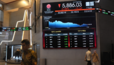 IHSG hari ini ditutup melemah ke level 5.886,03 di Bursa Efek Indonesia pada perdagangan 11 Juni 2026. Pergerakan indeks saham Indonesia dipengaruhi tekanan sektor komoditas dan rotasi investasi ke saham perbankan serta teknologi.