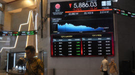 IHSG hari ini ditutup melemah ke level 5.886,03 di Bursa Efek Indonesia pada perdagangan 11 Juni 2026. Pergerakan indeks saham Indonesia dipengaruhi tekanan sektor komoditas dan rotasi investasi ke saham perbankan serta teknologi.