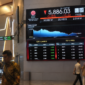 IHSG hari ini ditutup melemah ke level 5.886,03 di Bursa Efek Indonesia pada perdagangan 11 Juni 2026. Pergerakan indeks saham Indonesia dipengaruhi tekanan sektor komoditas dan rotasi investasi ke saham perbankan serta teknologi.