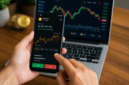Cara Investasi Bitcoin untuk Pemula Agar Tidak Rugi. Foto : Ilustrasi investor pemula memantau pergerakan harga Bitcoin melalui aplikasi aset kripto. Memahami strategi investasi yang tepat menjadi kunci untuk mengurangi risiko kerugian di tengah volatilitas pasar cryptocurrency.