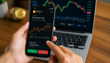 Cara Investasi Bitcoin untuk Pemula Agar Tidak Rugi. Foto : Ilustrasi investor pemula memantau pergerakan harga Bitcoin melalui aplikasi aset kripto. Memahami strategi investasi yang tepat menjadi kunci untuk mengurangi risiko kerugian di tengah volatilitas pasar cryptocurrency.