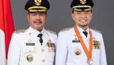 Dari kiri : Bupati Kerinci saat ini Monadi, Mantan Bupati Kerinci Adirozal 