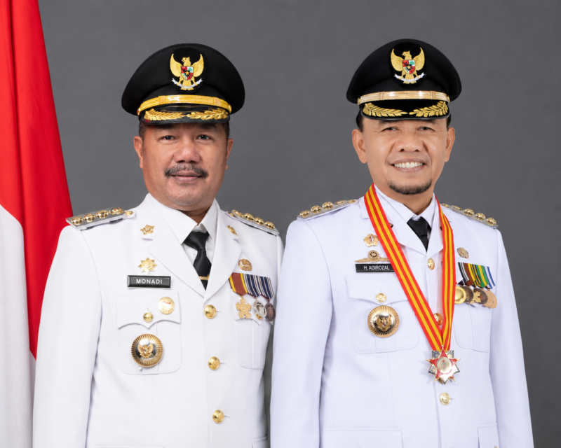Dari kiri : Bupati Kerinci saat ini Monadi, Mantan Bupati Kerinci Adirozal 