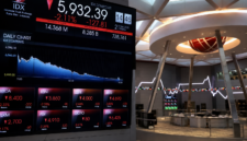 Teks Foto:

Layar elektronik menampilkan pergerakan Indeks Harga Saham Gabungan (IHSG) di Bursa Efek Indonesia (BEI). Otoritas Jasa Keuangan (OJK) mencatat investor asing melakukan aksi jual bersih (net sell) sebesar Rp71,68 triliun hingga 26 Juni 2026, di tengah tekanan terhadap pasar modal Indonesia. Ilustrasi.