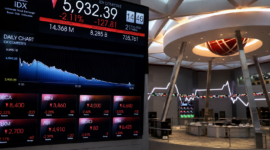Teks Foto:

Layar elektronik menampilkan pergerakan Indeks Harga Saham Gabungan (IHSG) di Bursa Efek Indonesia (BEI). Otoritas Jasa Keuangan (OJK) mencatat investor asing melakukan aksi jual bersih (net sell) sebesar Rp71,68 triliun hingga 26 Juni 2026, di tengah tekanan terhadap pasar modal Indonesia. Ilustrasi.