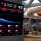 Teks Foto:

Layar elektronik menampilkan pergerakan Indeks Harga Saham Gabungan (IHSG) di Bursa Efek Indonesia (BEI). Otoritas Jasa Keuangan (OJK) mencatat investor asing melakukan aksi jual bersih (net sell) sebesar Rp71,68 triliun hingga 26 Juni 2026, di tengah tekanan terhadap pasar modal Indonesia. Ilustrasi.